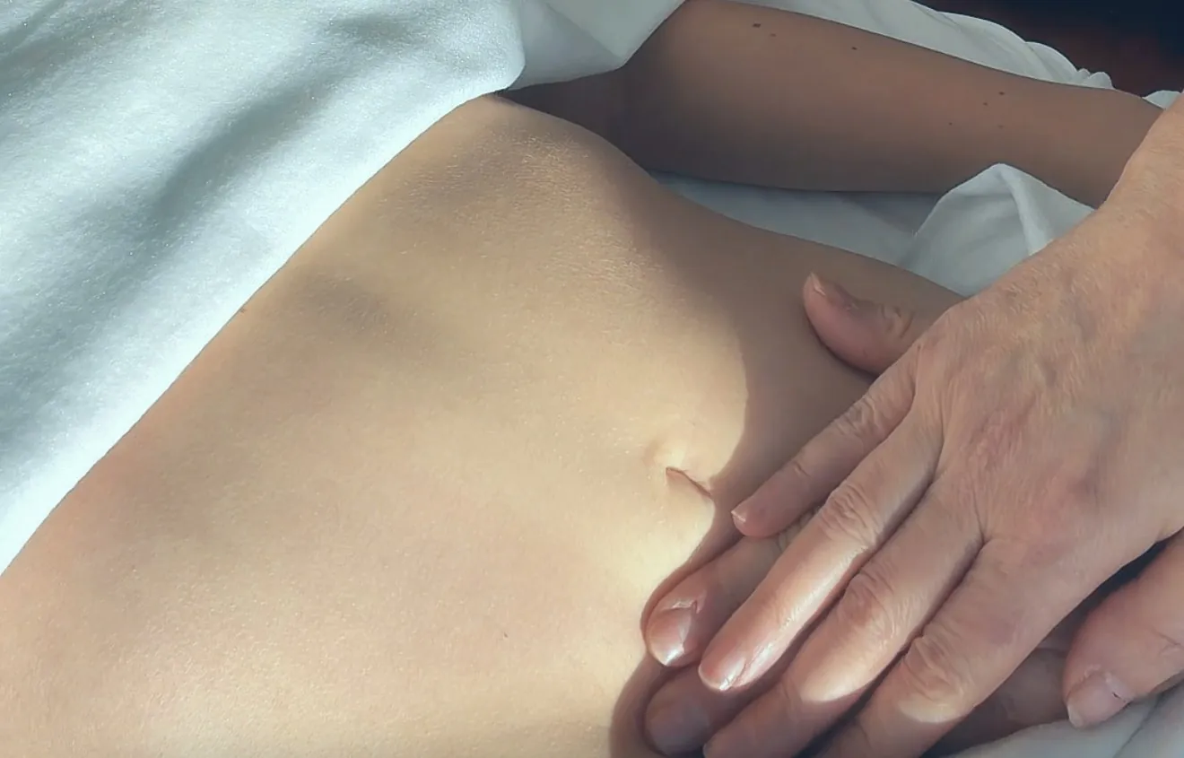 Mains de Karine pendant un drainage – Massage sportif et récupération à Gujan-Mestras, Bassin d’Arcachon