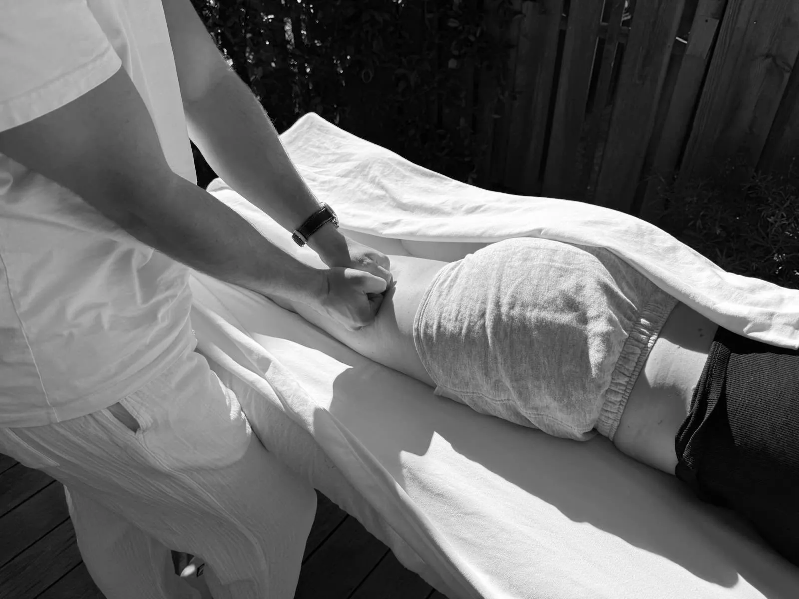 Hector travaille au poing l’arrière de la cuisse d’une sportive – Tarifs du massage sportif à Gujan-Mestras