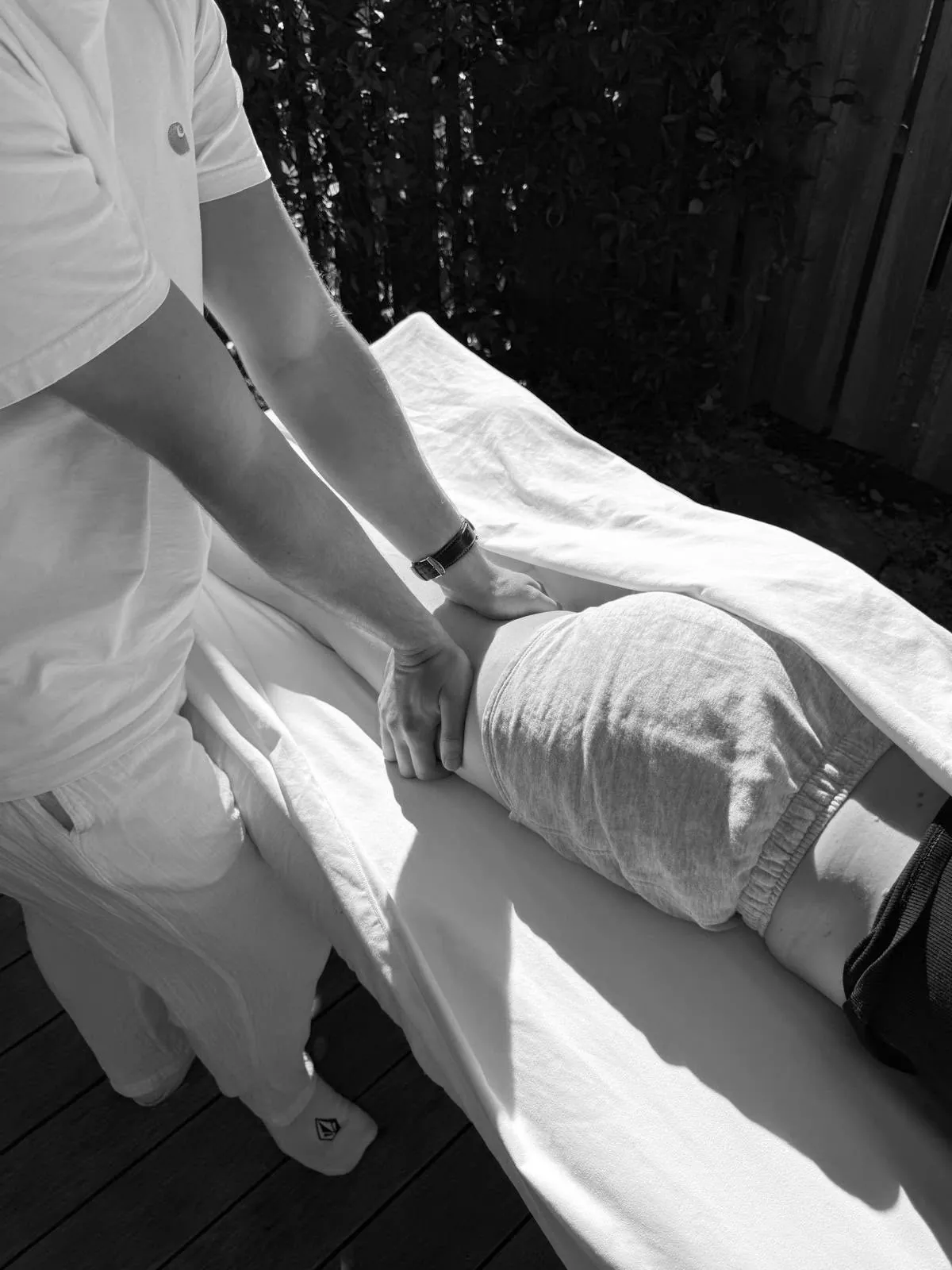 Hector masse le bas du dos d’un sportif, sur la terrasse – Fascias Deep Tissue, massage sportif à Gujan-Mestras Hector masse le bas du dos d’un sportif, sur la terrasse – Fascias Deep Tissue, massage sportif à Gujan-Mestras
