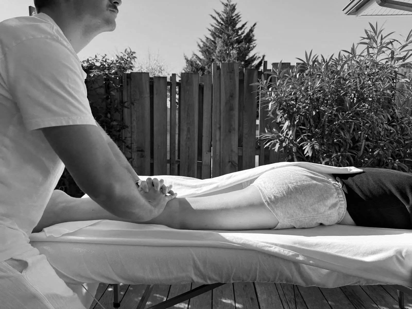 Hector masse la jambe d’un sportif, sur la terrasse de l’institut – Fascias Deep Tissue, massage sportif à Gujan-Mestras Hector masse la jambe d’un sportif, sur la terrasse de l’institut – Fascias Deep Tissue, massage sportif à Gujan-Mestras