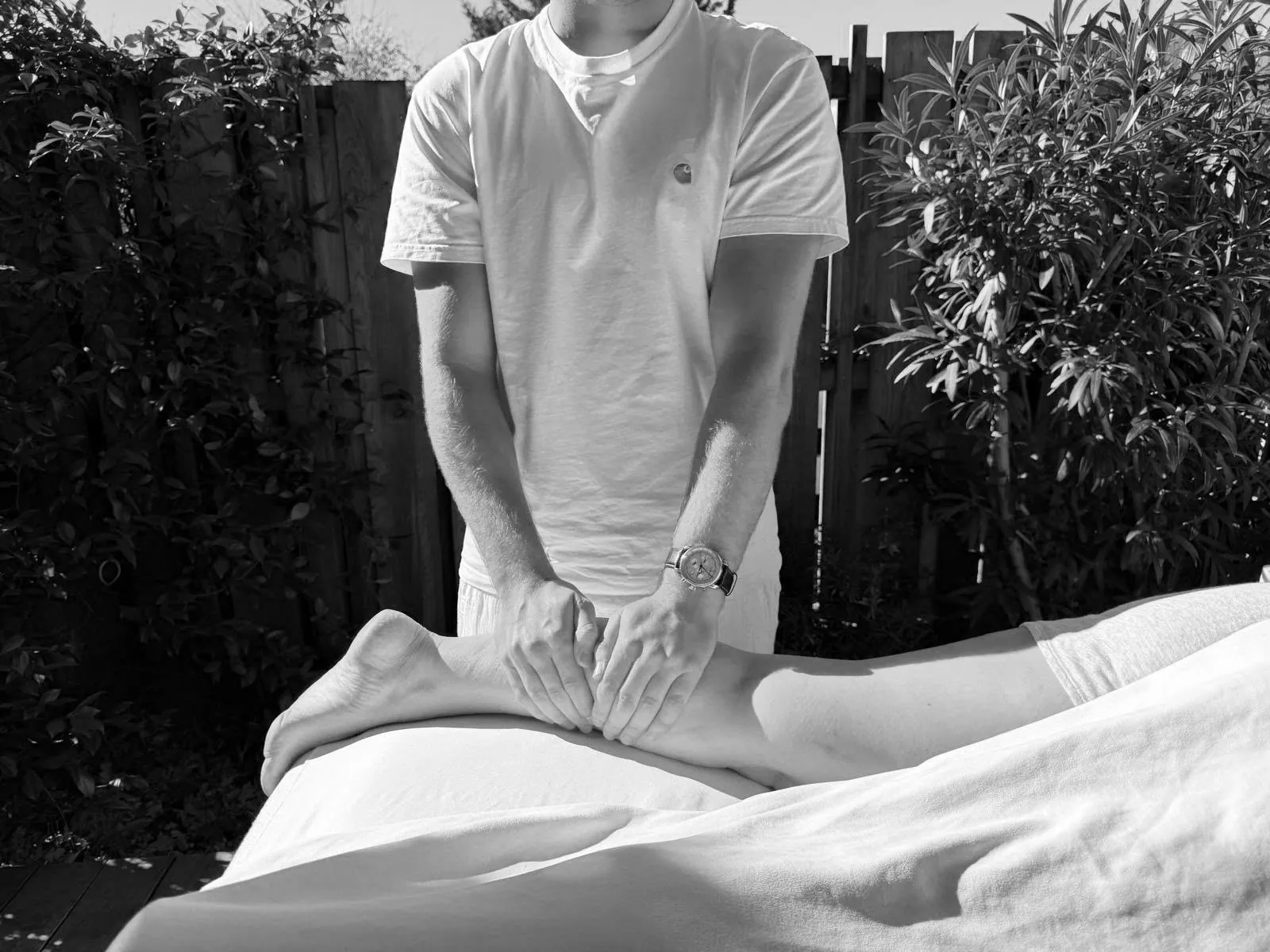 Hector draine les jambes d’une sportive, sur la terrasse de l’institut – Lympho Deep, massage de récupération à Gujan-Mestras Hector draine les jambes d’une sportive, sur la terrasse de l’institut – Lympho Deep, massage de récupération à Gujan-Mestras