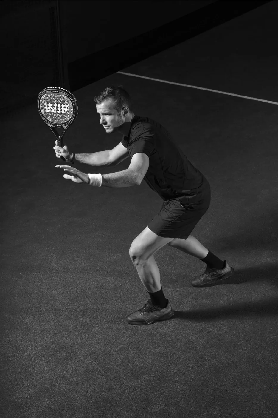 Joueur de padel en position de volée – Massage sportif et récupération à Gujan-Mestras, Bassin d’Arcachon