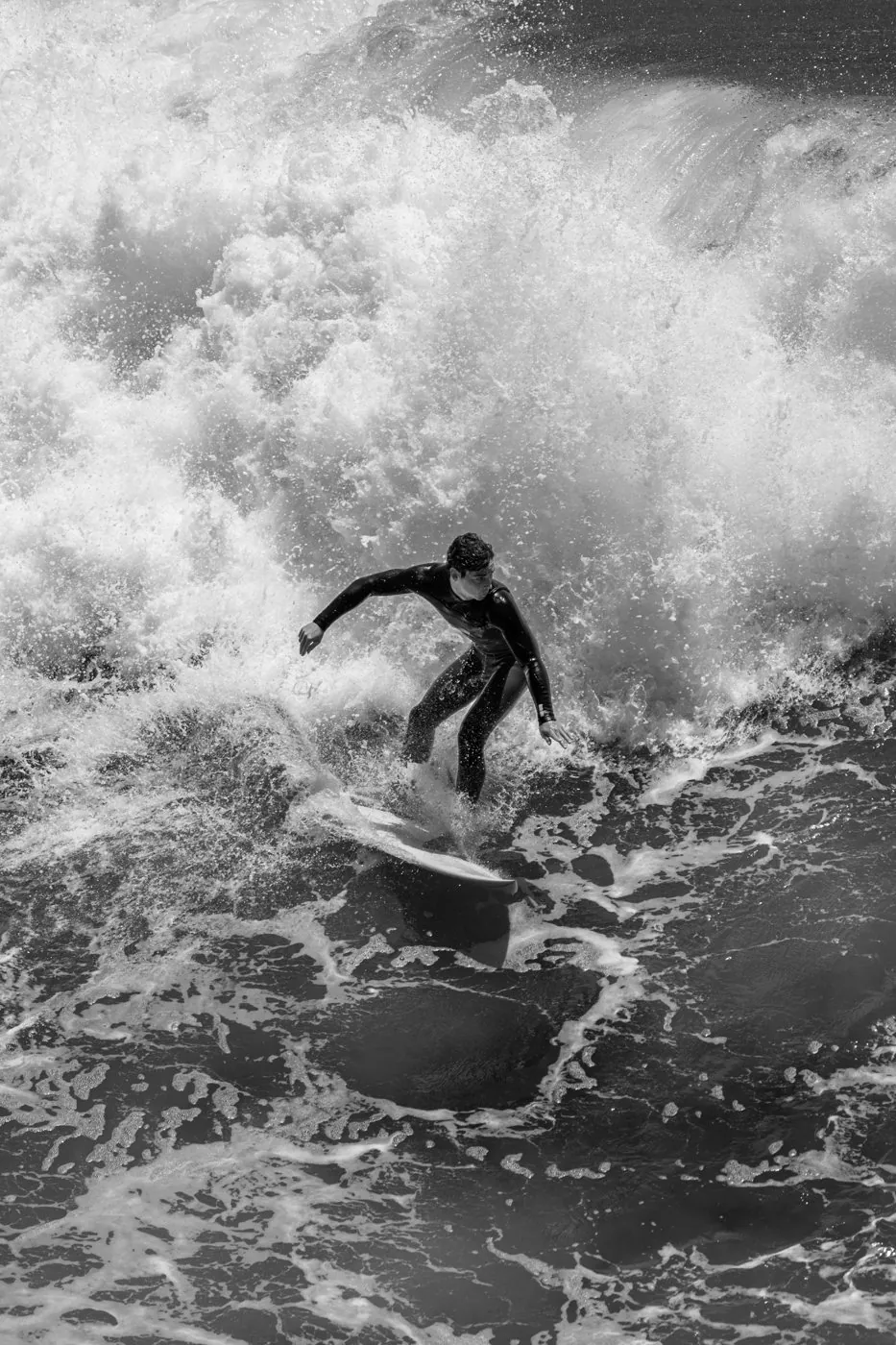 Surfeur dans l’écume d’une vague – Massage sportif et récupération à Gujan-Mestras, Bassin d’Arcachon
